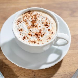 taza-cafe-mesa-sobre-fondo-gris_1220-7310